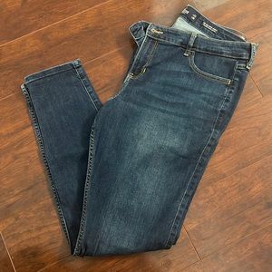 Hollister mid-rise super skinny Jean